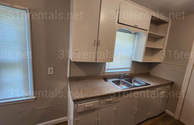 $975 - 3 bedroom / 1 bathroom - Single Family Home Gallery 4