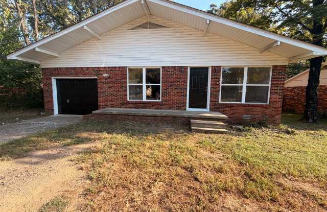 Charming 3-bedroom home in Russellville, AR photos photos