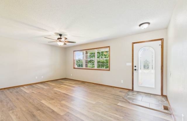 SHORT TERM LEASE ONLY - 4 Bed 2.5 Bath w/ Fenced Yard Gallery 4