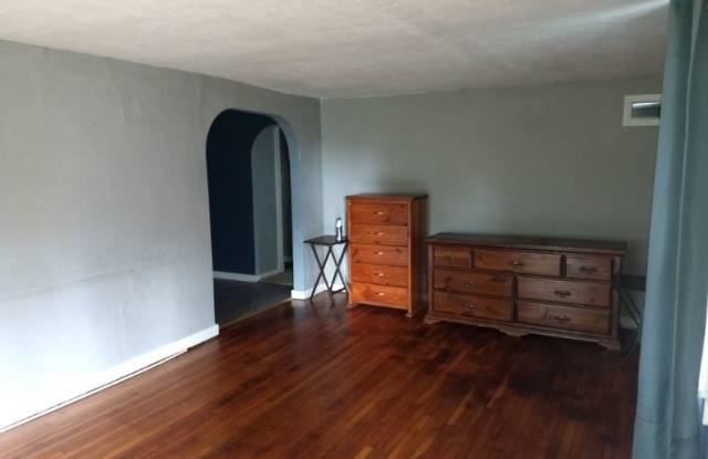 106 E Berkely Ave - 106 East Berkley Avenue, Muncie, IN 47303