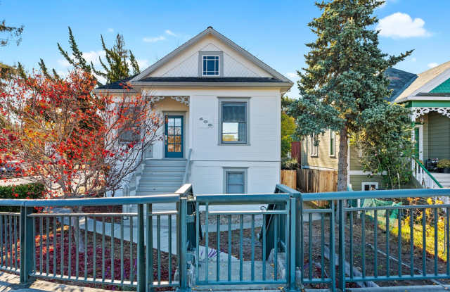 Downtown Napa 2 bdrm 1.5 Bath Home Available Now - 403 1st Street, Napa, CA 94559