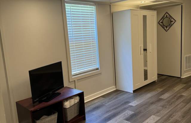565 Aristocrat Drive Southwest Gallery 1