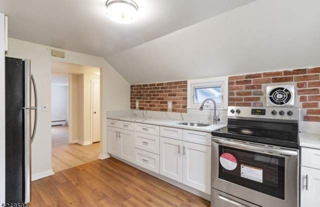 154 Oakwood Ave - 154 Oakwood Avenue, North Haledon, NJ 07508
