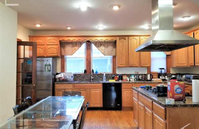 Huge 5 bed 3 bath unit located in Coolidge Corner by BU! photos photos