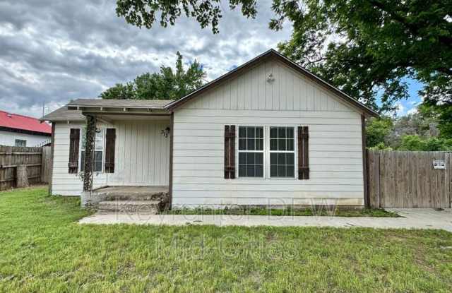 313 Worthview Drive - 313 Worthview Drive, River Oaks, TX 76114