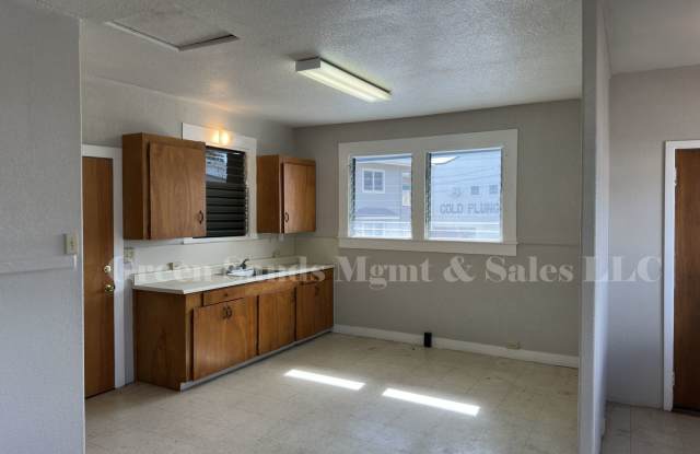 UPSTAIRS 2-BEDROOM RENTAL WITH AC – DOWNTOWN HILO! Gallery 4