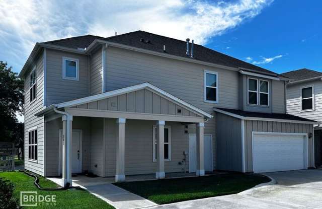 301 Huisache Street - 301 Huisache Street, Lake Jackson, TX 77566