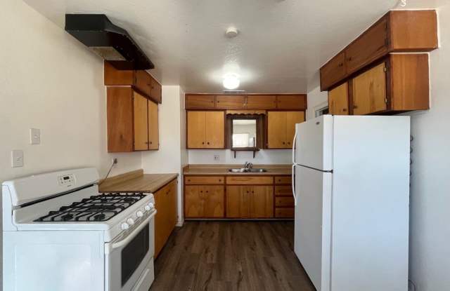 Cozy 3 bedroom 1 bath House for Rent! Near Mojave High School Gallery 3