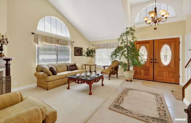 Charming 2BR House in Escondido Gallery 4