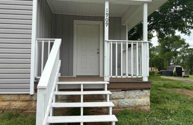 2 Bedroom and 1 Bathroom House- Move In Special $850 Gallery 3