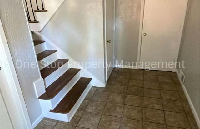 Charming 3 bedroom, 2.5 bathroom home with 2 car garage in Independence, Missouri Gallery 4
