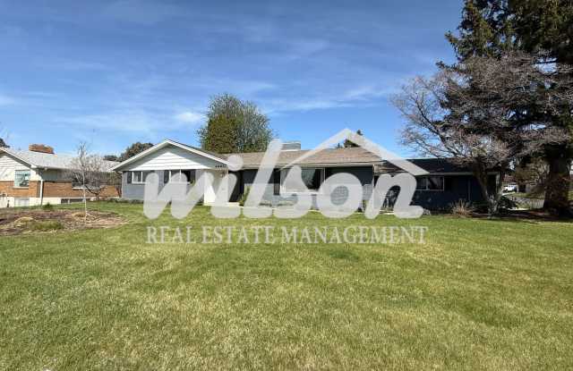 Beautiful Fully Furnished 3-Bedroom Home in Desirable West Valley! - 5201 Douglas Drive, Yakima, WA 98908