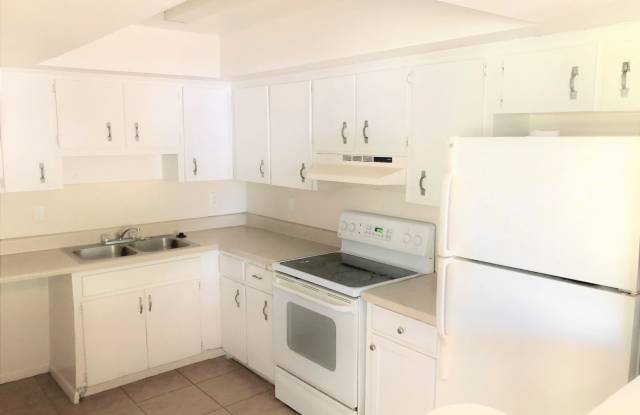 SPACIOUS 2BR/1BA Duplex, Vaulted Ceilings, More! NO APPLICATION FEE! Gallery 2