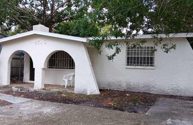 2/1 Single family home with fenced in yard photos photos