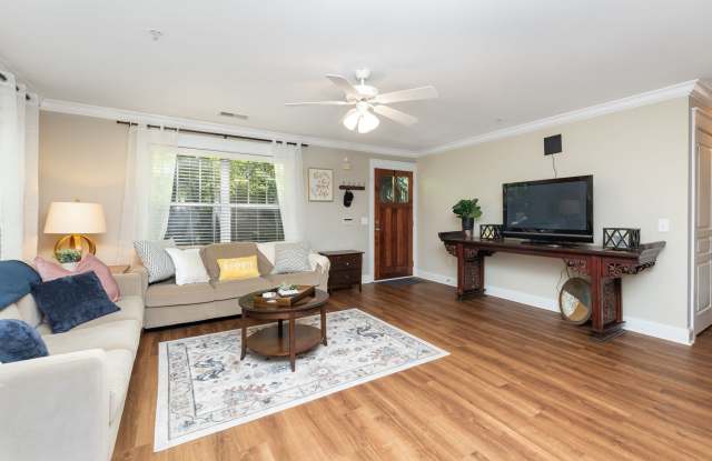 3 Bedroom Flat, End unit Apartment - Available at Woodlands with $500 deposit. Ask your leasing agent about leasing specials and set up your TOUR today! Gallery 4