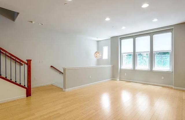 UPGRADED HOME IN HIGHLY CENTRAL SETTING. RARE 3-BED/3-BATH FLOOR PLAN! Gallery 3
