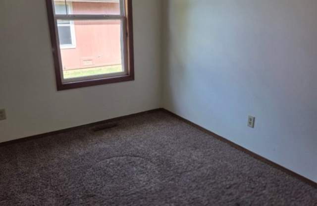 2 bed 1 bath duplex w/ garage! Gallery 3