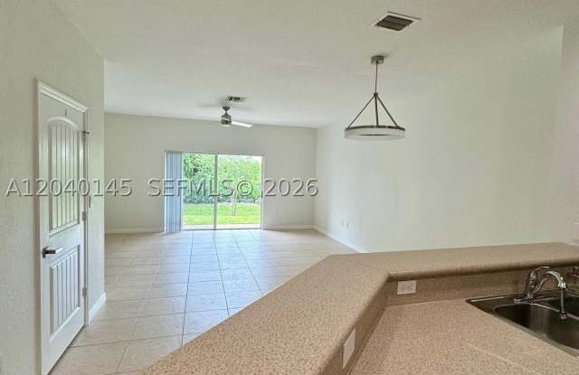 3526 NW 29th Ct Gallery 4
