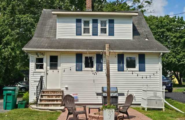 192 Howland Avenue Gallery 3