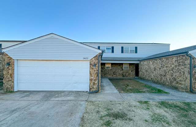 MOVE IN SPECIAL | 3-Bed Duplex Near Boulevard & Broadway photos photos
