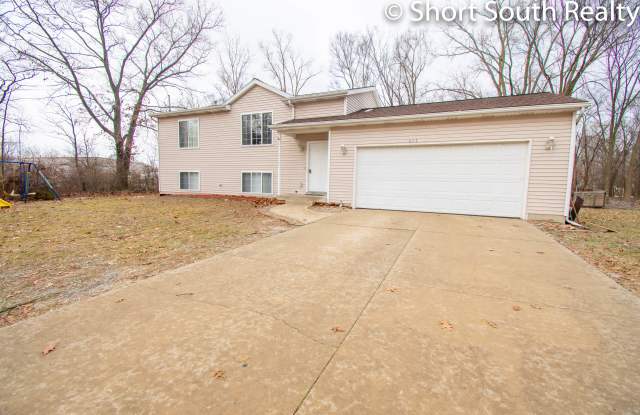 617 Montebello St SE - 617 Montebello Street Southeast, Kentwood, MI 49548