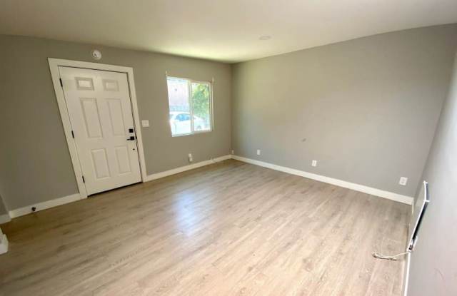 7262-A Hyatt Street Gallery 3