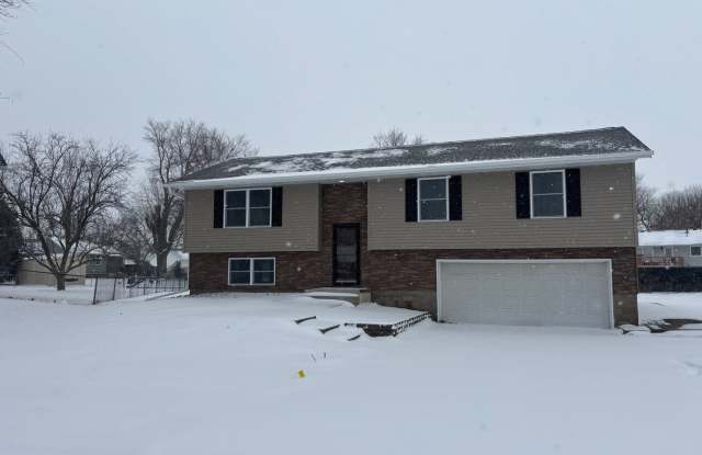 3 Bedroom, 2 Bath Single Family Home in Clinton, IA - 1512 Crestline Drive, Clinton, IA 52732
