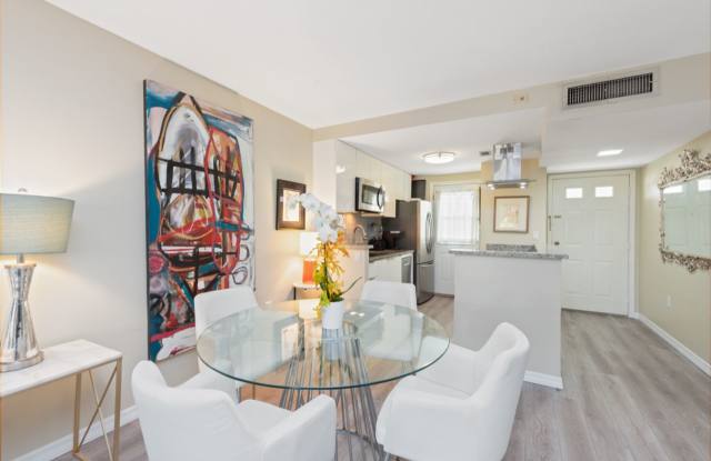 **Walk to the beach and Downtown Naples**SEASONAL FURNISHED RENTAL AVAILABLE** 2 BEDS 2 BATHS ** Gallery 3