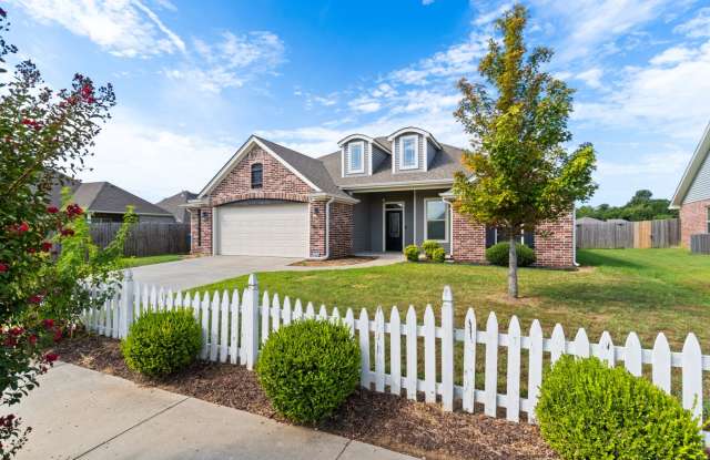 Luxurious Comfort: Fully Furnished 3 Bed, 2 Bath Brick Home in Fort Smith Gallery 1