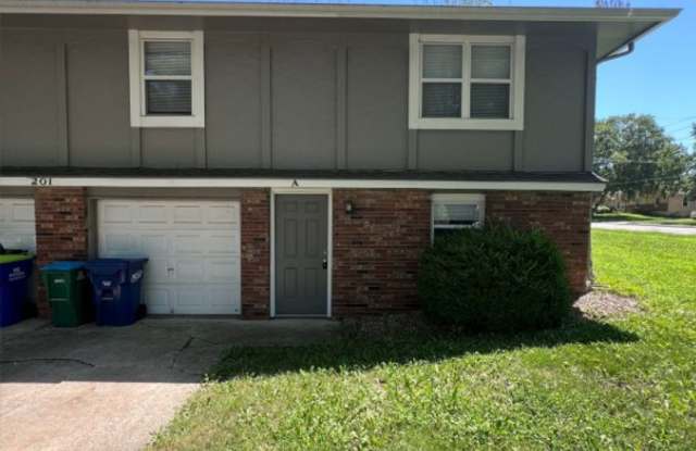 Spacious Split Level Duplex in Lee’s Summit! photos photos