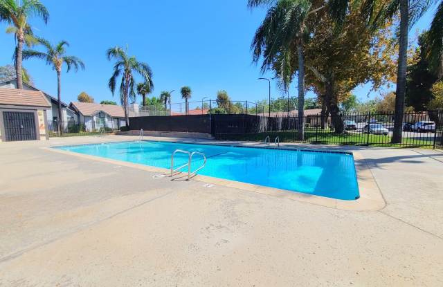 Two-Story 3-Bedroom Condo in Mountain View Gardens HOA! Gallery 4