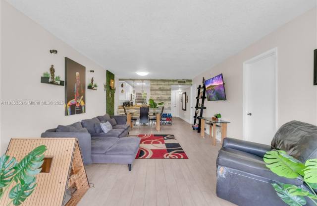 9410 Poinciana Pl - 9410 Poinciana Place, Davie, FL 33324