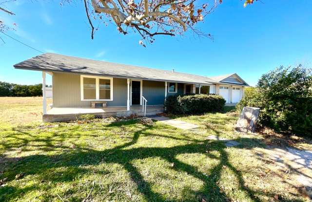 Charming Home on 2 Acres Outside Burnet – Wood Floors, Bonus Room  Animal-Friendly! photos photos