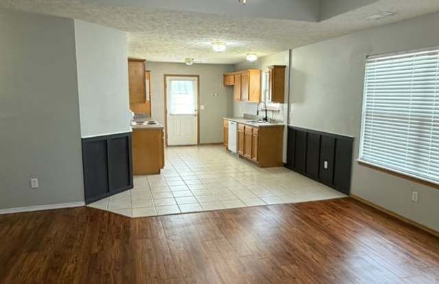 Large Duplex with 2 Bedrooms 2 Bathrooms and 2 car Garage! Gallery 4