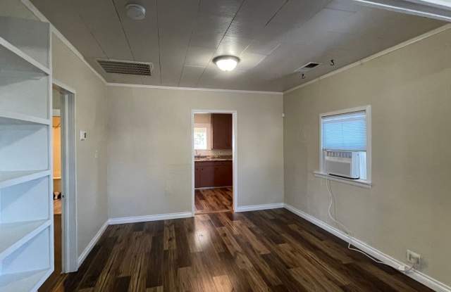 Charming 2 Bedroom 1 Bath Home with Lots Character Gallery 4