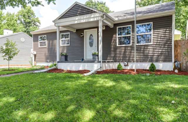 3 BED / 1.5 BATH HOUSE CENTRALLY LOCATED IN CHAMPAIGN - 808 South New Street, Champaign, IL 61820