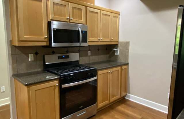 Beautiful Corner Lot Condo- garage and extra parking space Gallery 4