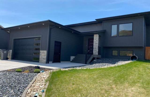 4 BED | 3 BATH | SPLIT FOYER | DOUBLE GARAGE | PET NEGOTIABLE | SUMMERSET Gallery 1