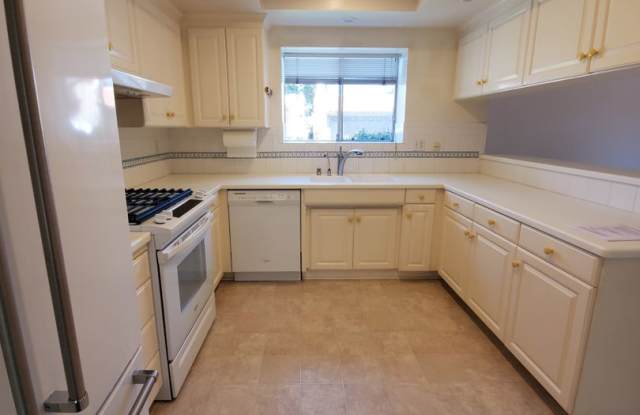 Spacious 4bd/2ba Condo with Double Car Garage Gallery 3