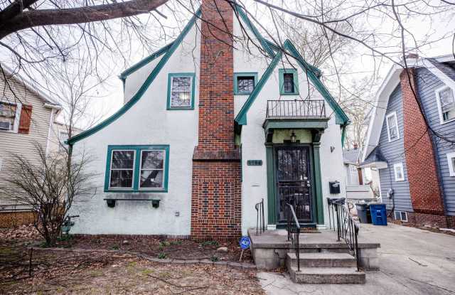 Three bedroom one bath home available for rent located in Library Disctrict West Toledo! photos photos