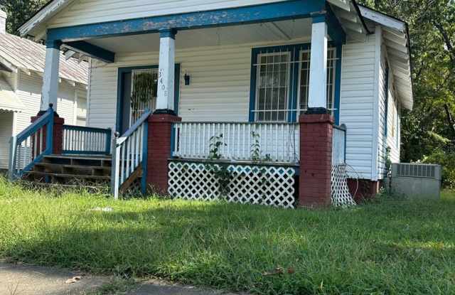 2 bedroom house with central ac/heat, laundry, nice back yard Gallery 1