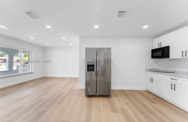 17915 NW 43rd Ct Gallery 4