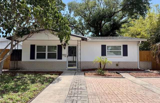 166 SW LINCOLN Circle N Gallery 1
