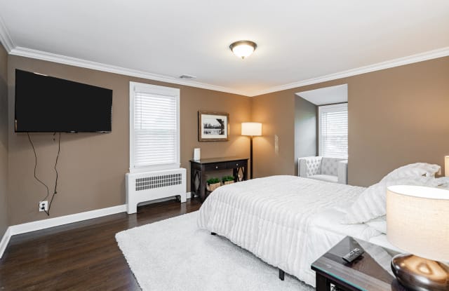 PRIVATE SUITE W/ HOME OFFICE & LIVING ROOM Gallery 3