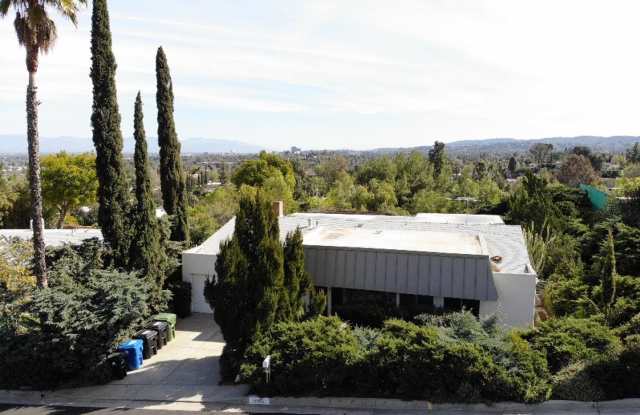 Beautiful 4 Bedroom 3 Bathroom Home in Wonderful Woodland Hills photos photos