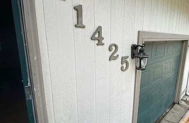 2 bedroom 1 bathroom duplex with backyard and garage! photos photos