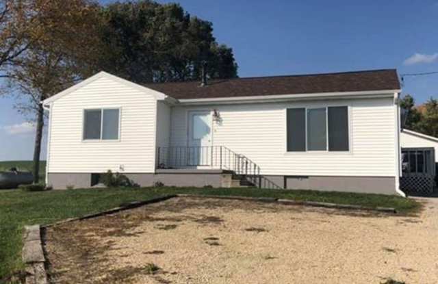 2735 E Washburn Road - 2735 East Washburn Road, Black Hawk County, IA 50701