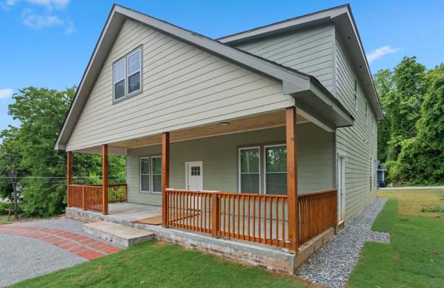 555 Paines Avenue Northwest - 1 photos photos