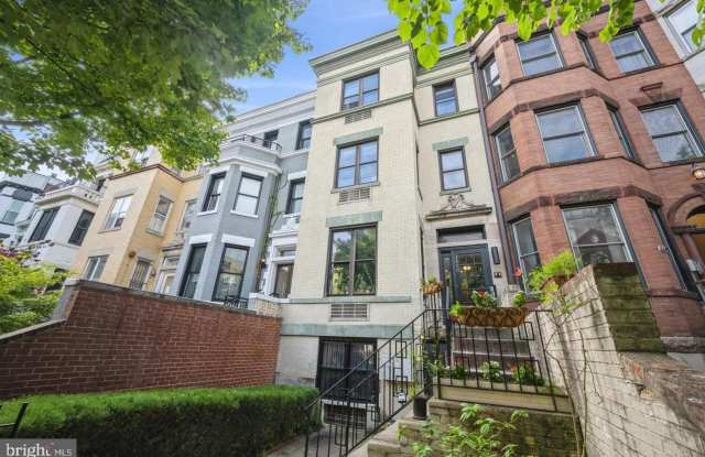 Columbia Heights One Bedroom W/Parking Included & Washer/Dryer In Unit! photos photos