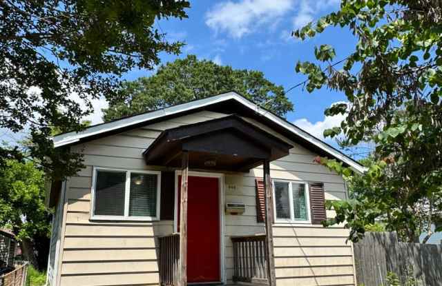 Cozy 3 bed 1.5 bath with Backyard photos photos